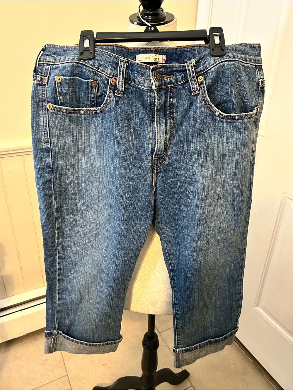 Levi’s 515 Capri Jeans Mid Rise Cuffed Medium Wash/Lt. Factory Distressing/12